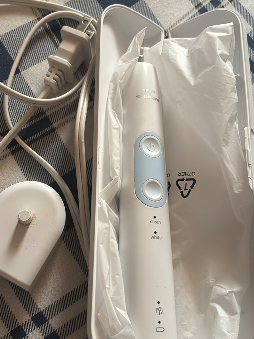 Philips Sonicare Electric Toothbrush with Charger and Case NO brushes HX6829/77